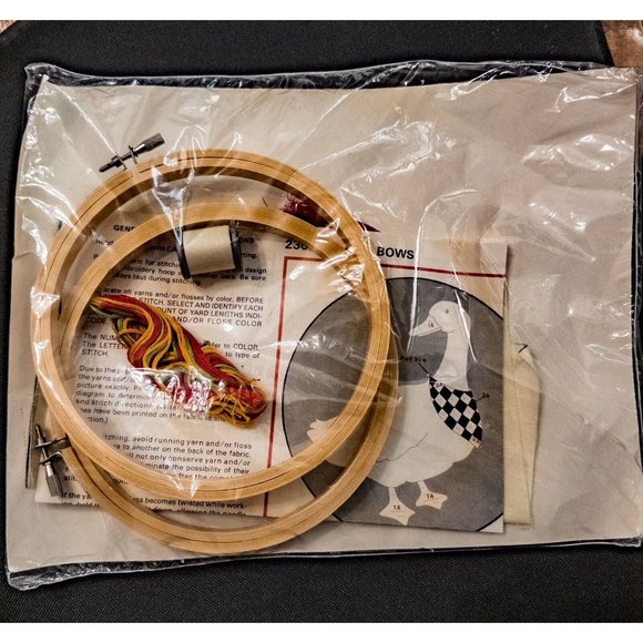 NEW 1984 Creative Circle Bib & Bows 2309 Embroidery Kit 8" Round Set 2 Vtg 11055 - Picture 2 of 5